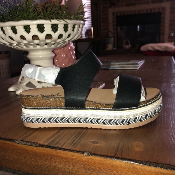 NWT 🌸🌸 SALE 🌸🌸 PLATFORM SANDALS - Picture 2 of 3